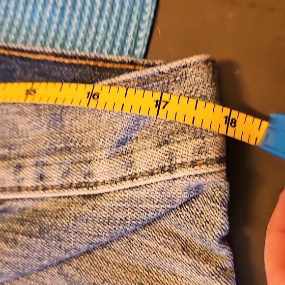 Men's Levi denim shorts style 569 waist 33 - Picture 8 of 8